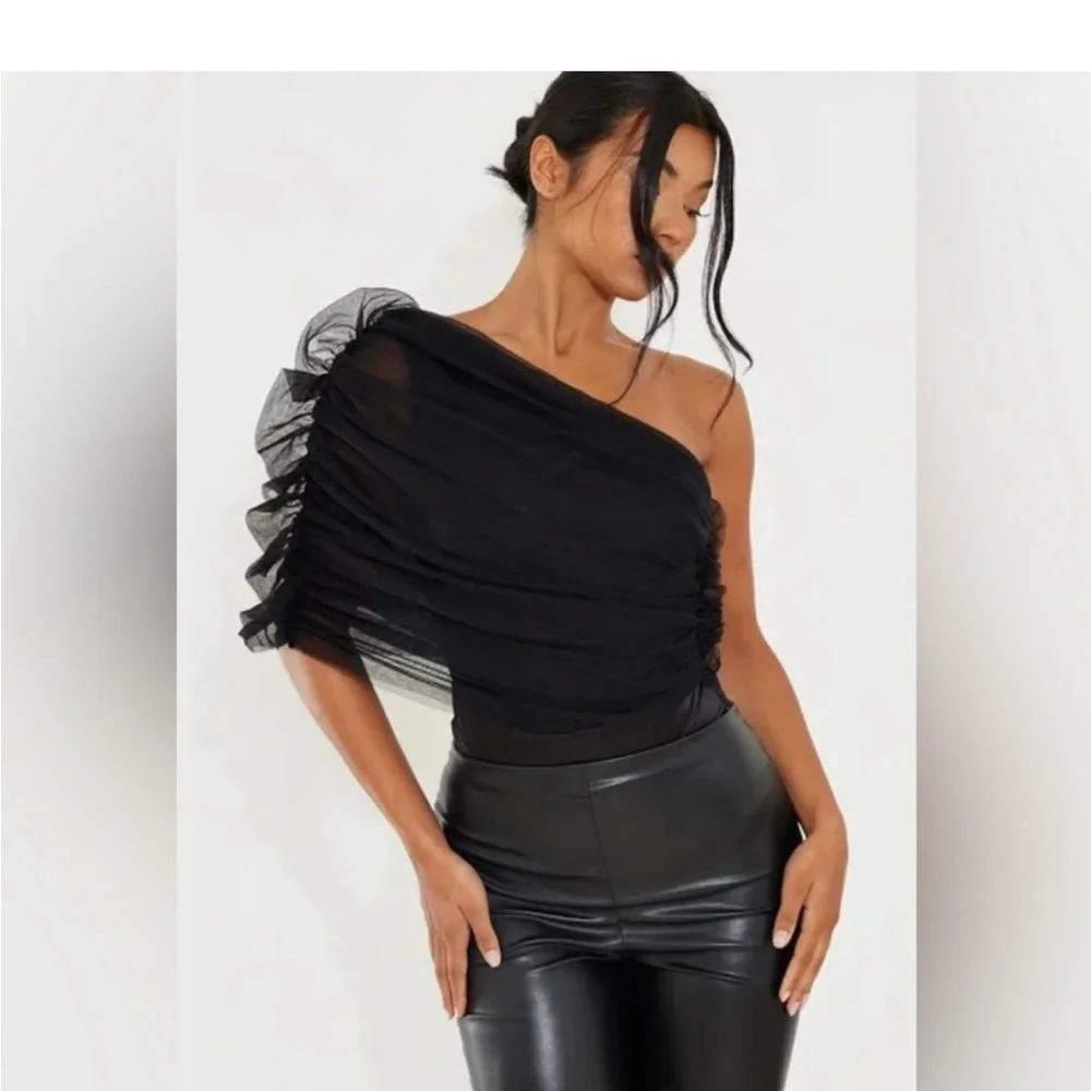 PrettyLittleThing Black Asymmetrical Ruffled Blouse - Picture 1 of 2